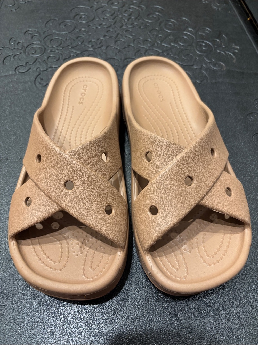 *LIKE NEW*CROCS Women’s Croslite Crisscross Slide Sandals in Beige